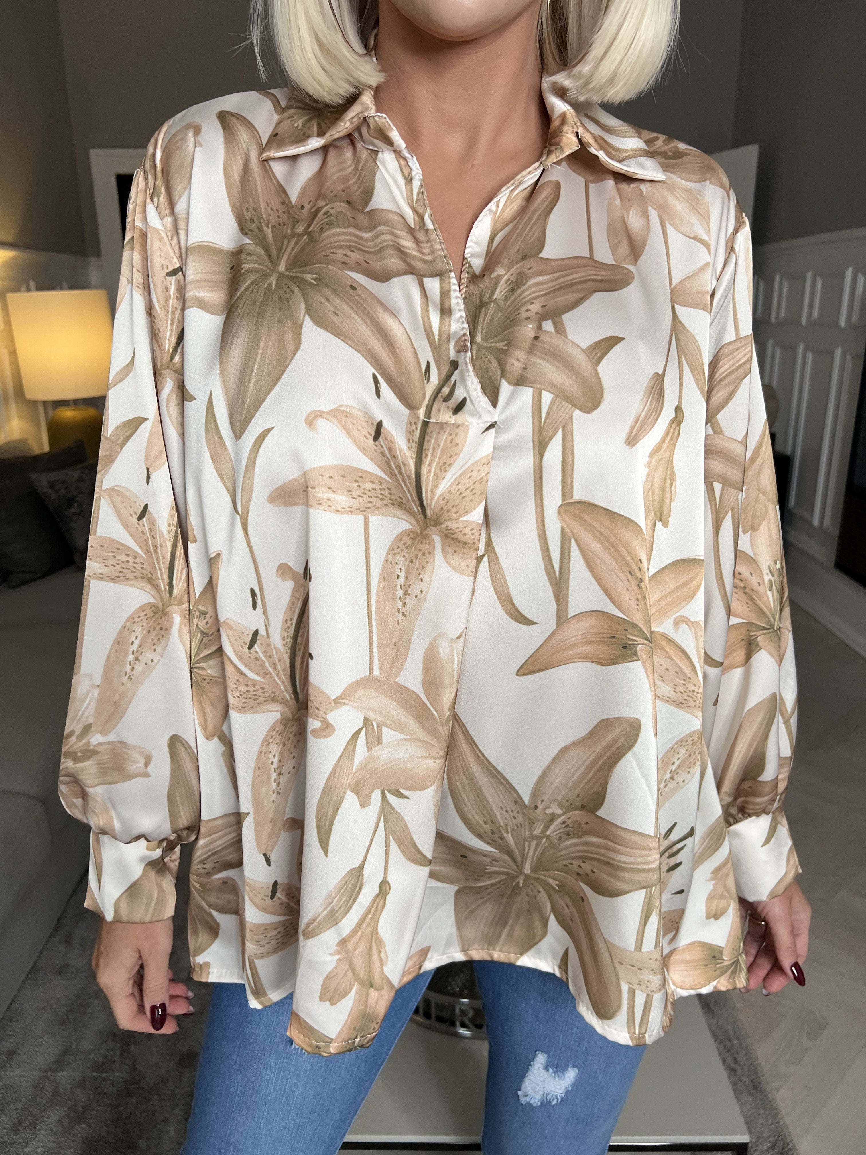 Paradise - Söt skjorta i silkeslook med liljemotiv - Beige